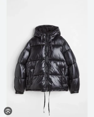 Hm puffer jacka vinter jacka! - hm’s puffer jacka (glansig). använd en vintersäsong men vill köpa någon ny till denna säsong!💓 i slutat av vänster arm har resåren släppt men inget man tänker på!😊 det är bara att fråga om man vill ha flera bilder eller har andra frågor! (bild 2 är lånad)