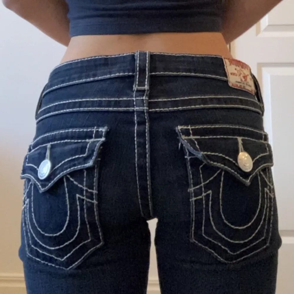 Säljer nu mina finaste Väääldigt lågmidjade TR jeans som jag köpte i fel storlek💔 10/10 Skick Midjemått: 39cm rakt över🧵 Innerbenslängd: 78cm🧵  Nypriss ~2250kr     Köp direkt för 1000kr🫶🏼. Jeans & Byxor.