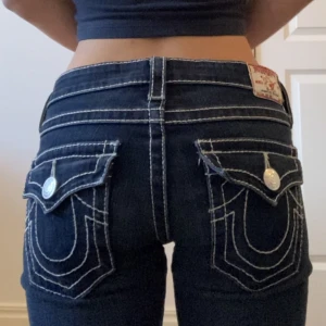 Bootcut True Religion Jeans  - Säljer nu mina finaste Väääldigt lågmidjade TR jeans som jag köpte i fel storlek💔 10/10 Skick Midjemått: 39cm rakt över🧵 Innerbenslängd: 78cm🧵  Nypriss ~2250kr     Köp direkt för 1000kr🫶🏼
