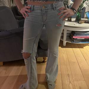 Nu säljer jag mina jätte fina jeans som är helt perfekta! (Jag brukar ha 26 i midja och jag är 156cm)❣️❣️