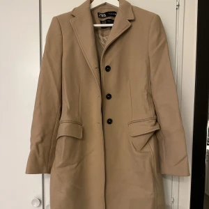 Zara kappa - Fin kappa, använd en gång 🥰 säljer då den inte används!