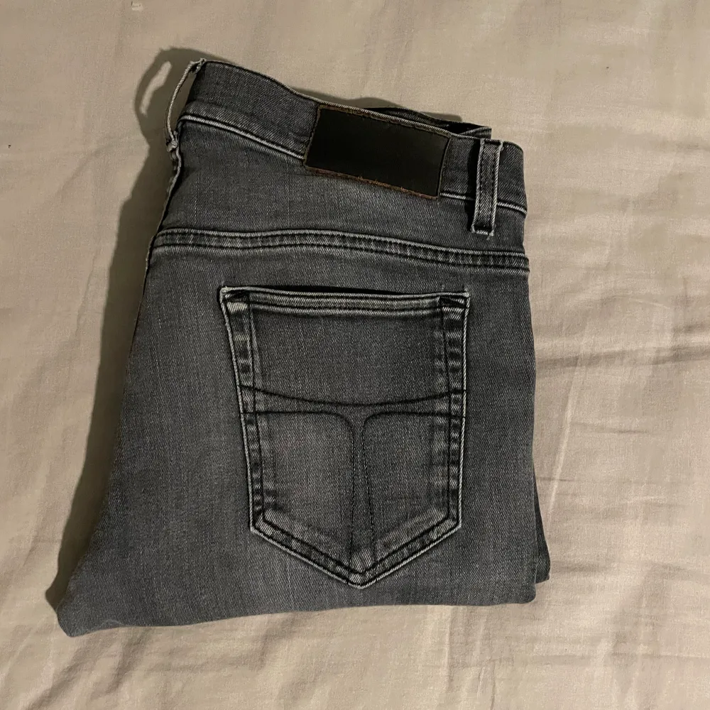 Jag säljer mina snygga tiger of Sweden jeans. Modellen är slim fit och det är väldigt stretchigt material, byxorna är även i väldigt bra skick. Pris kan diskuteras vid snabb affär!. Jeans & Byxor.