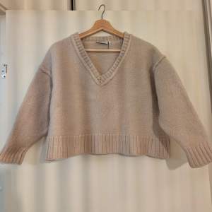 100% wool sweater. Used just once since the length of the arm is too short for me. Cropped model. Size S, but I would say it fits more an XS due to the arms length.