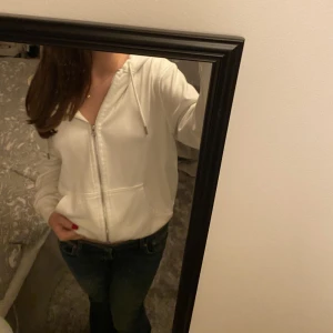 Zip up hoodie - Säljer denna zip up hoodien, bra skick och väldigt mysigt material, skriv för fler bilder❤️❤️