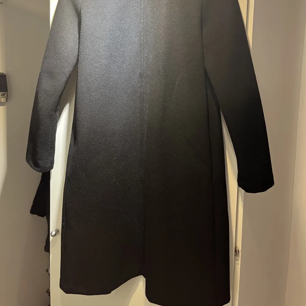 Svart kappa från Zara i storlek S. Sparsamt använd, säljer pga för liten. Köpare står för frakt.. Jackor.