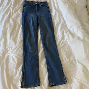 Superfina utsvävningar jeans från gina i lite tajtare modell! Nyskick🤍 färgen syns bäst på bild 3. Går bra att klicka på köp nu!