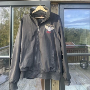 Ed Hardy by Christian Audigier - Sällsynt jacka från Ed Hardy som ligger mig nära till hjärtat. Kan säljas till rätt pris. Köpt på Grailed  Skick 9/10, väldigt bra skick. Storlek: M. För fler frågor skicka pm! Mvh, Max.