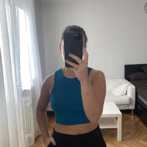 Linne - Linne från Pull & Bear, storlek XS. Cropped med rå kant. Fint skick! Har ett likadant i beige/brun till salu.