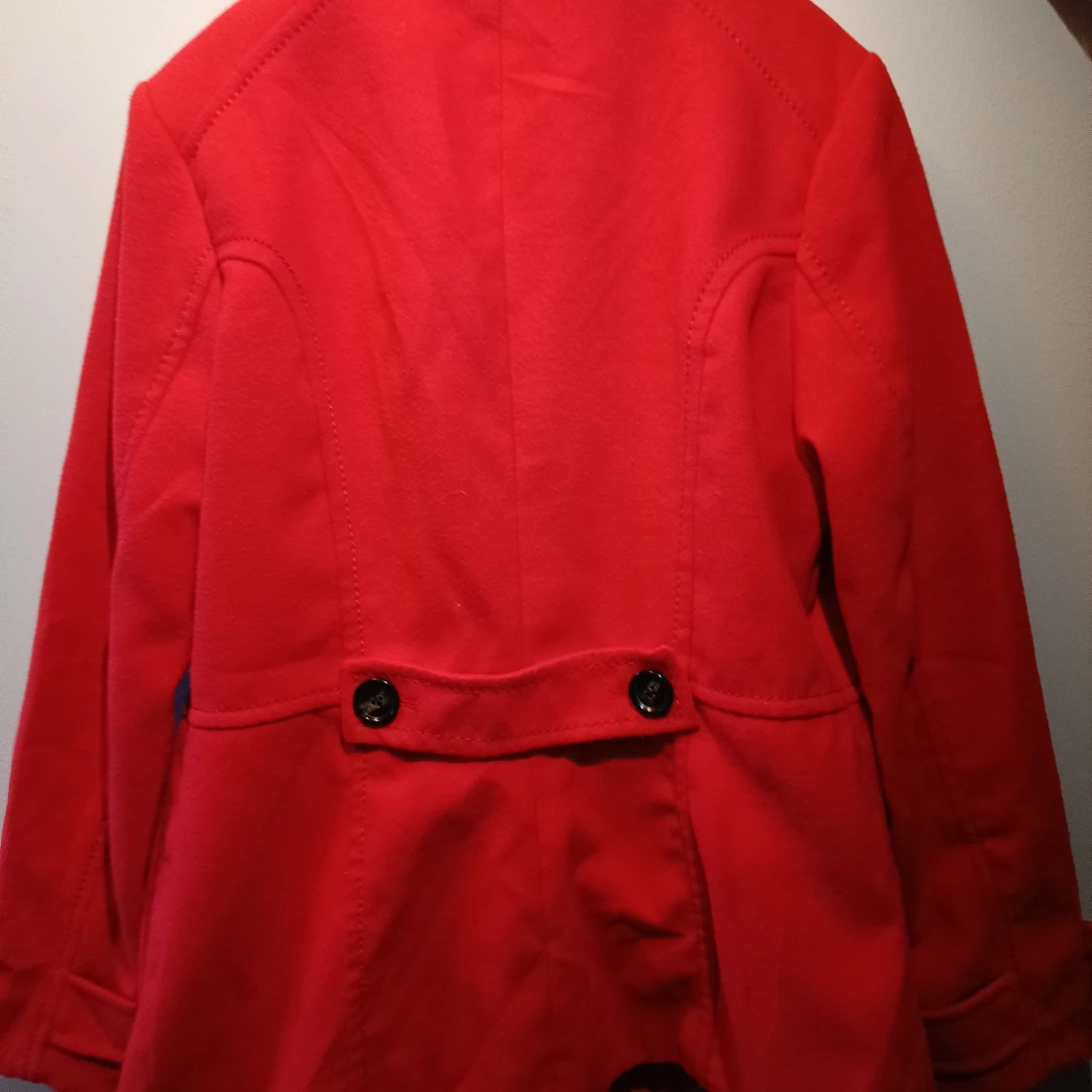 En röd kort kappa från H&M i storlek 40. Ny skick!  - 91