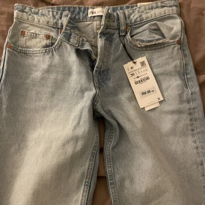 Zara jeans - Är i nyskick. Prislapp kvar. Köpta för 359kr, säljs för 250kr💗 Är i färgen ljusblå, modell straight