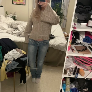 Lågmidjade jeans  - Säljer mina ljusblåa Lågmidjade jeans, det står ingen storlek i men 38-40 skulle jag säga. 160 kr ❣️