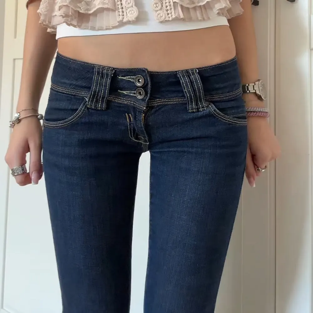 Mörkblå lågmidjade bootcut jeans💋 Midjemåttet är 36cm tvärsöver och innerbenslängden är 70cm. Jeans & Byxor.