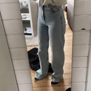 Snygga jeans säljer för dem är alldeles för långa för mig. Jag är 160lång. Köptes för 600kr mitt pris 550+frakt. Endast provade❤️