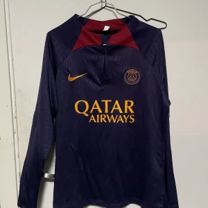 Psg träningströja - Helt ny, storlek S men passar M. Den är för stor för mig därför jag säljer den. 