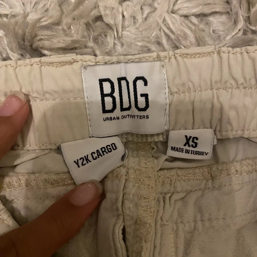 Säljer ett par Cargo byxor ifrån urban outfitters i storleken xs köpte för 700. Dom är lite slitna där näre men inget man tänker på. Skriv om frågor💗💗. Jeans & Byxor.