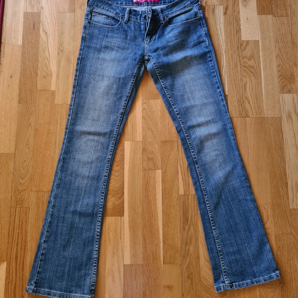 Lågmidjade jeans från Forever pink. Bootcut modell och är i storlek 29/32. Skriv vid frågor🫶. Jeans & Byxor.