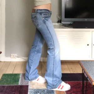 Lågmidjade jeans - Säljer dess OTROLIGT snygga jeans som jag fick hem från Vinted häromdagen. Hade så gärna haft kvar dem men dem är en storlek för små tyvärr. 😢 Verkligen jättebra kvalitet och 100% bomull! Dessa kommer kunna åldras så fint. ❤️