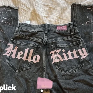 hello Kitty jeans - köpte på plick använda av mig 1 gång för jag trodde dom var lågmidjade och inte mid waist. rätt bra skick, hello Kitty märket där bak sitter bara lite löst på vissa ställen. jag har fler bilder och mått om någon ör intresserad så tveka inte att höra av di