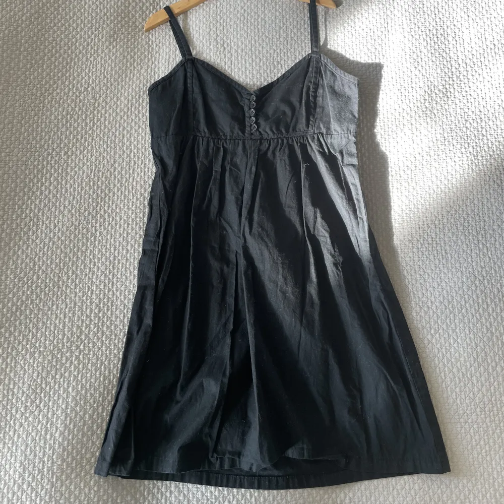 Jättesöt svart sommar klänning! Från märket Cotton On. Skriv om ni har frågor eller vill ha fler bilder❤️❤️. Klänningar.