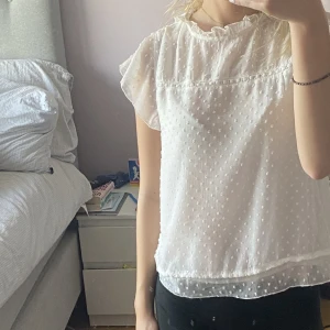 Gullig blus från only💗 - Jag säljer denna jätte gulliga blus då den inte kommer till användning❤️