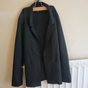 Svart kavaj - Svart kavaj från H&M, strl s oanvänd 