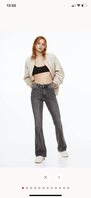 Grå jeans  - Gråa fina jeans i storlek 40 från hm i jätte fint skick använda några gånger men har ingen användning av dom längre för dom är för stora. Ny pris 200kr 