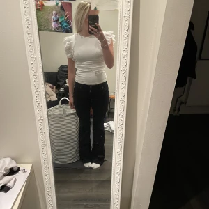 Volang t-shirt - Säljer denna volangtshirt från newyorker, endast använd 1-2 gånger💕