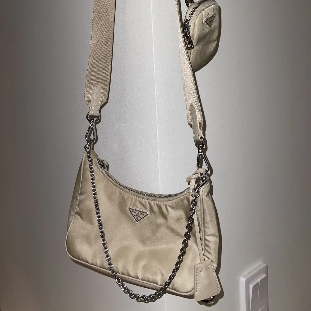 Sparsamt använd prada väska! Den har tillverkats med Saffiano-läder och pryder en logotypplatta på framsidan. Nypris 18100kr. Väskor.