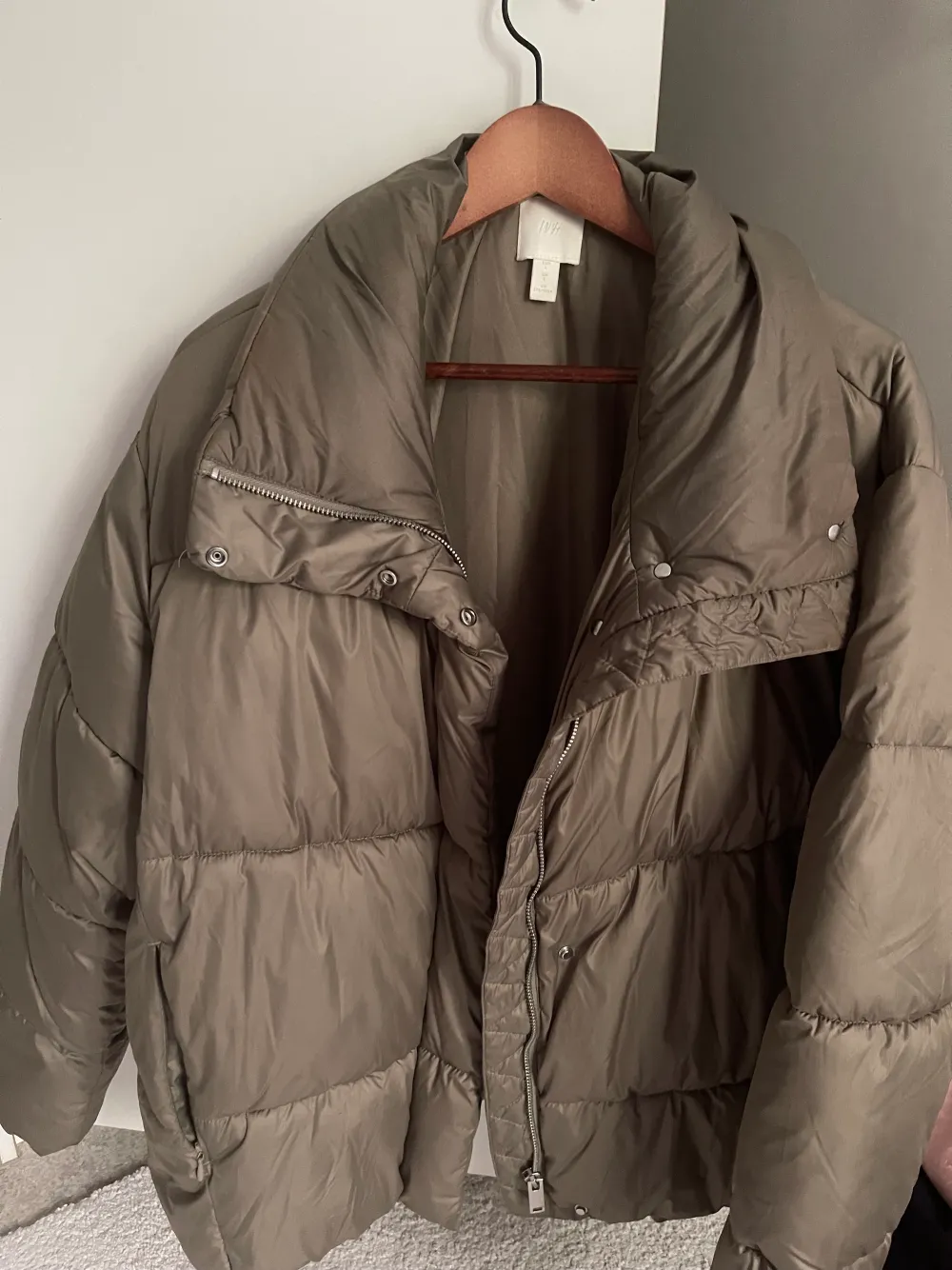 Säljer denna jacka från H&M har knappt använt den😊. Jackor.