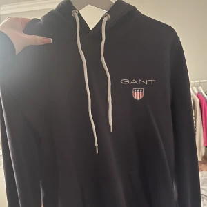 Gant hoodie  - En mörkblå/svart Gant hoodie, strl M. Använd men i bra skick, nypris ca 1199kr
