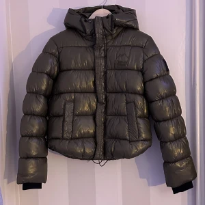 superdry jacka - nästan aldrig använd, som ny ungefär. storlek 38 men skulle säga att det passar mindre, beroende på hur man vill att den ska sitta. 
