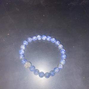 Säljer denna fina blåa pärlarmaband då den är lite för stor.  Köpte den i Grekland för ungefär 89 kr