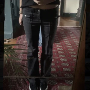 Hm jeans🖤 - Trendiga jeans från hm! str 42, tycker de är förstora på mig så undrar om nån vill byta mot 38/40?⚡️⚡️säljer också!! 