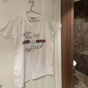 Snygg topp - Jätte fin T-shirt!! Aldirg använd 