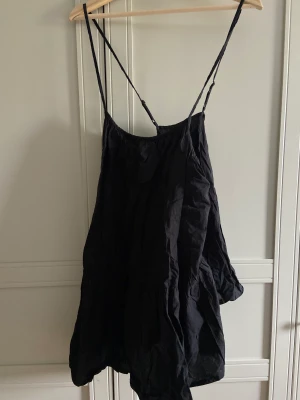 Strandklänning - Luftig strandklänning med korsade band i ryggen