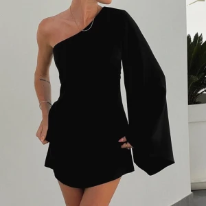 Klänning  - Super snygg one shoulder klänning, aldrig använd med lappar kvar! Storlek 38