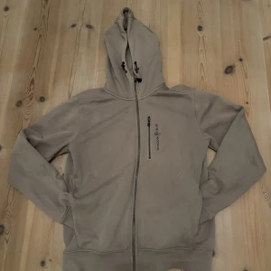 Sailracing zip-hoodie - Varm zip-hoodie av hög kvalitet perfekt nu till vinterhalvåret. Bra skick, inga skavanker. Lägg ett prisförslag om du vill 💪 