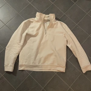 Zara half zip tröja - En fin half zip tröja från Zara.  Skick 8/10, kontakta mig om det gäller frågor eller fler bilder. 