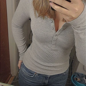 Ribbad tröja - Jag säljer en rubbad grå tröja i nyskick, då den inte kommer till användning❤️ Väldigt stretchigt tyg, passar de flesta och anpassar sig efter kroppsform