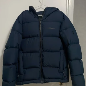 Peak Performance vinterjacaka - Peak Performance Vinterjacka | Perfekt för skidåkning ⛷️| | Storlek XL | Nypris 4000kr | Mitt pris 1500kr | Skriv gärna för övriga frågor 😊|  köparen står för frakten 📦