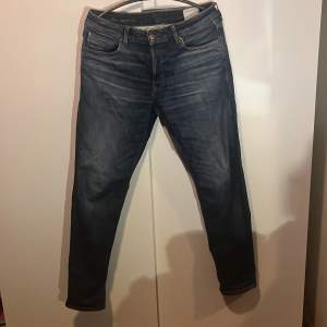 Jätte snygga Jack&Jones jeans i storlek W32 L32. Inga skador använt ett fåtal gånger kom dm för mer frågor.