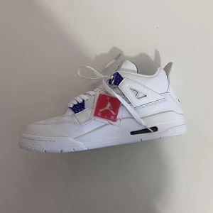 Jordan 4 metallic purple - Säljer ett par Jordan 4. De är helt nya och aldrig använda box medföljer, lappar sitter kvar på skon, kvitto finns. Nypris 8000kr pris kan diskuteras. 