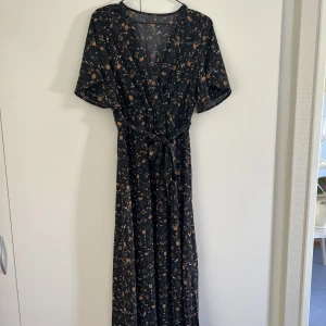 Klänning - Fin blommig långklänning som tyvärr inte kommer till användning🌷🤓