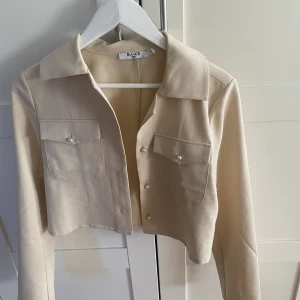 Kavaj - Säljer en knappt använd kavaj. Skön i materialet. Strl 34 från nakd