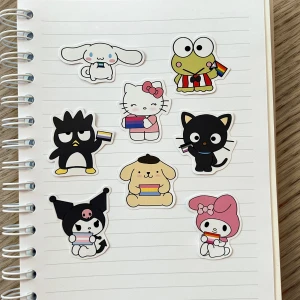 Sanrio x pride klistermärken  - Klistermärken som jag designat & tillverkat! 🏳️‍🌈🦋 dessa är 8 kr/styck, 5 st för 35 kr & 10 st för 65 kr.  Går att välja karaktär & flagga själv också 🦋 Frakt är 15 kronor 🩵 