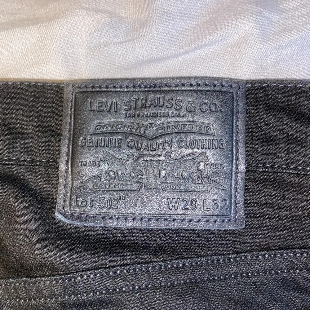 Fina levi’s 502 tapered fit jeans som är använda en gång storlek W29 L32 . Jeans & Byxor.