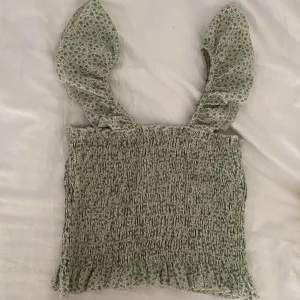 Volang topp - Grön volang topp i fint skick!! 💚💚 Knappt använd 💞💞