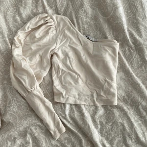 topp - Topp från na-kd med en ärm. 