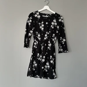 Blommig klänning - använt i fint skick - tunt material