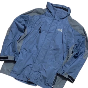 The Noeth Face jacka navy - En riktigt snygg vintage The North Face jacka. GORE-TEX. Gillar verkligen färgerna navy med svart. Storlek L. Saknar luva. Inga defekter förutom ett väldigt litet hål vid botten som knappt syns eller gör något. Dm för bild på det. Läs min bio.